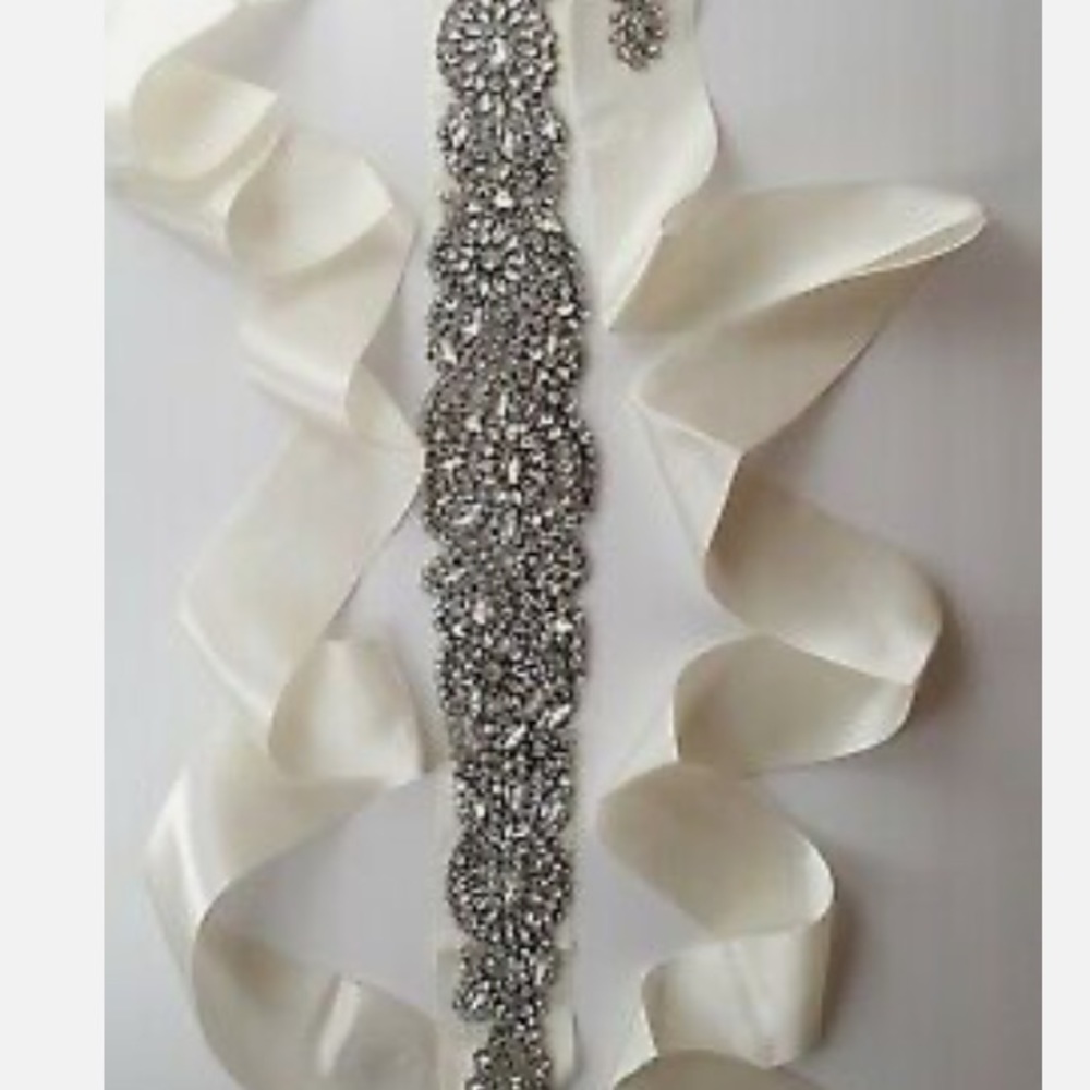 Rhinestone embellished sash ivory/silver✨